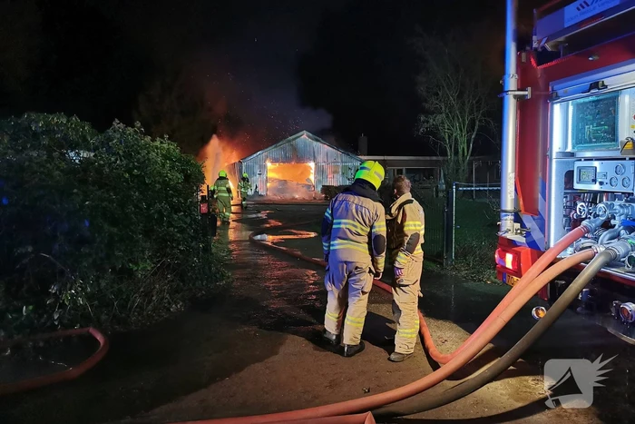 Uitslaande brand legt schuur in de as