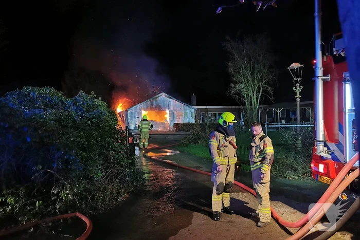 Uitslaande brand legt schuur in de as