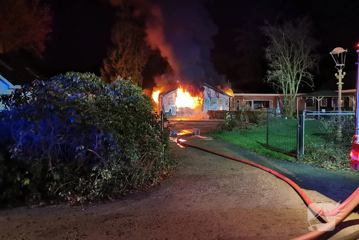 Uitslaande brand legt schuur in de as