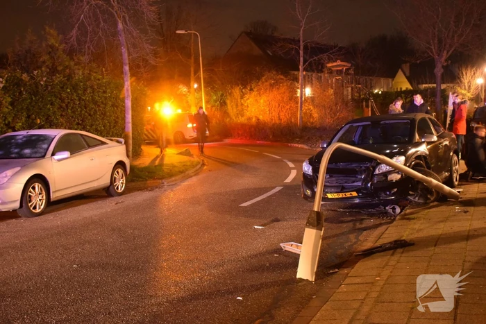 Auto vliegt uit de bocht en komt tegen lantaarnpaal tot stilstand