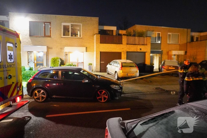 Auto vliegt uit de bocht en komt tegen lantaarnpaal tot stilstand