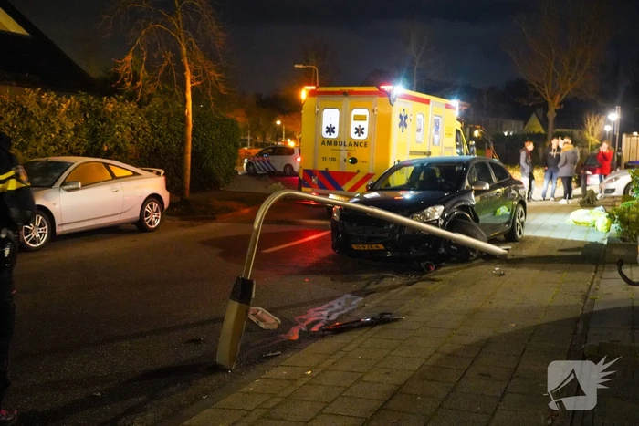 Auto vliegt uit de bocht en komt tegen lantaarnpaal tot stilstand