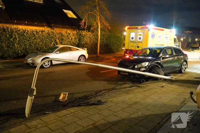 Auto vliegt uit de bocht en komt tegen lantaarnpaal tot stilstand