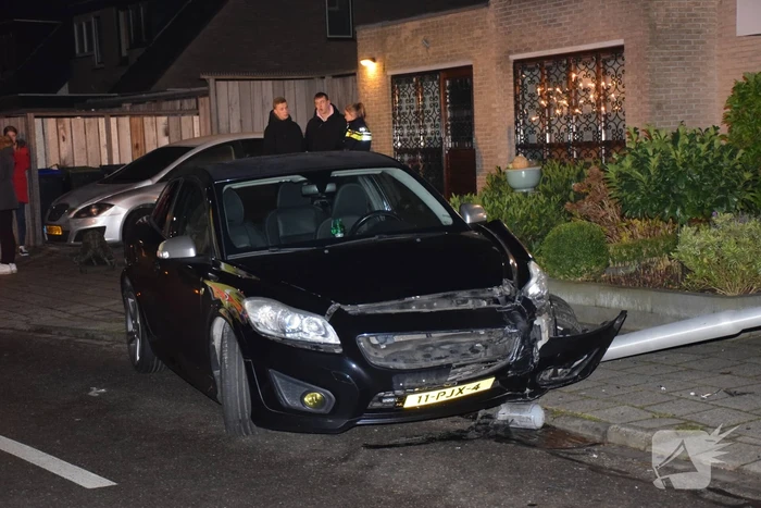 Auto vliegt uit de bocht en komt tegen lantaarnpaal tot stilstand