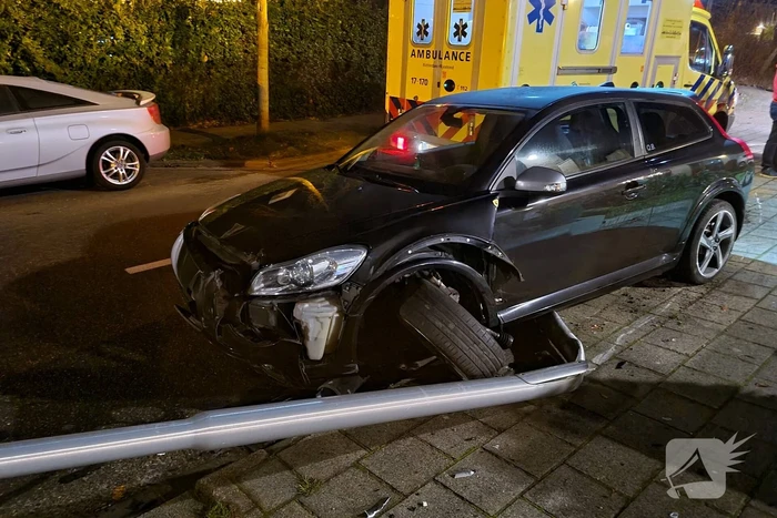 Auto vliegt uit de bocht en komt tegen lantaarnpaal tot stilstand