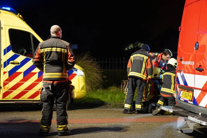 Auto raakt van de weg en belandt in de greppel