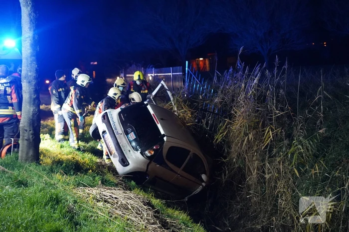 Auto raakt van de weg en belandt in de greppel