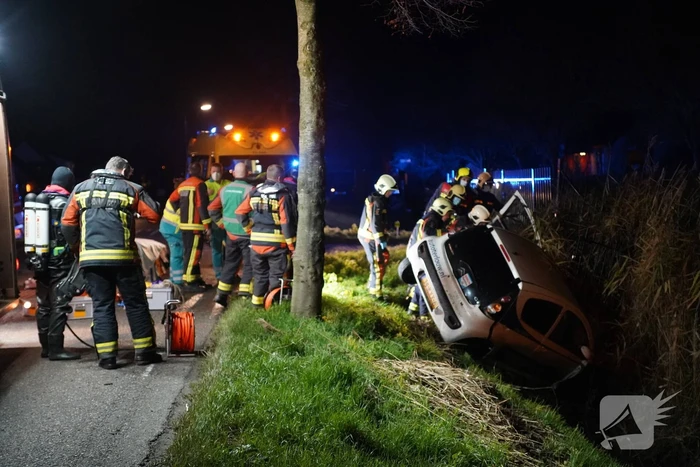Auto raakt van de weg en belandt in de greppel