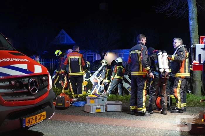 Auto raakt van de weg en belandt in de greppel