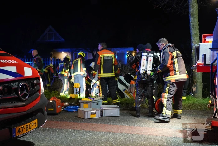 Auto raakt van de weg en belandt in de greppel