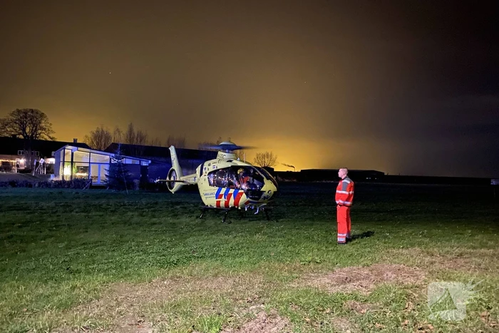 Auto raakt van de weg en belandt in de greppel