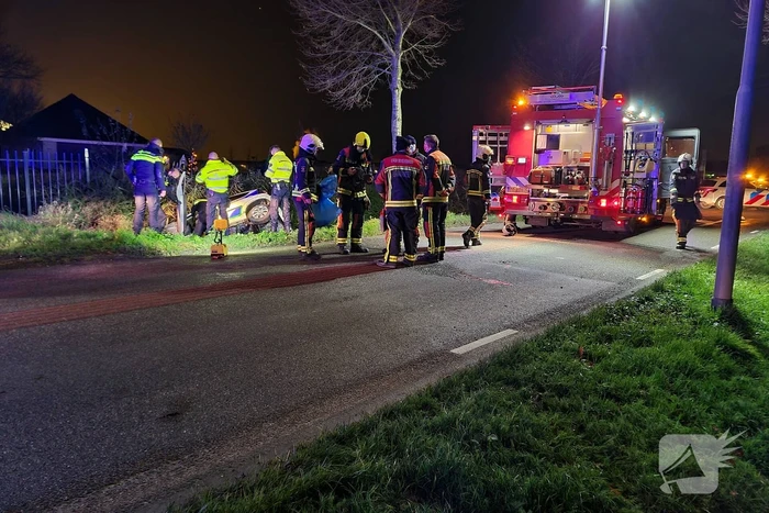Auto raakt van de weg en belandt in de greppel