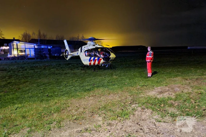 Auto raakt van de weg en belandt in de greppel