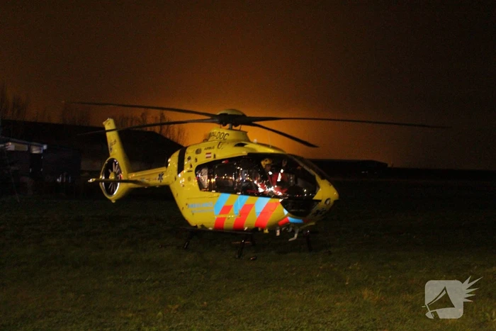 Auto raakt van de weg en belandt in de greppel