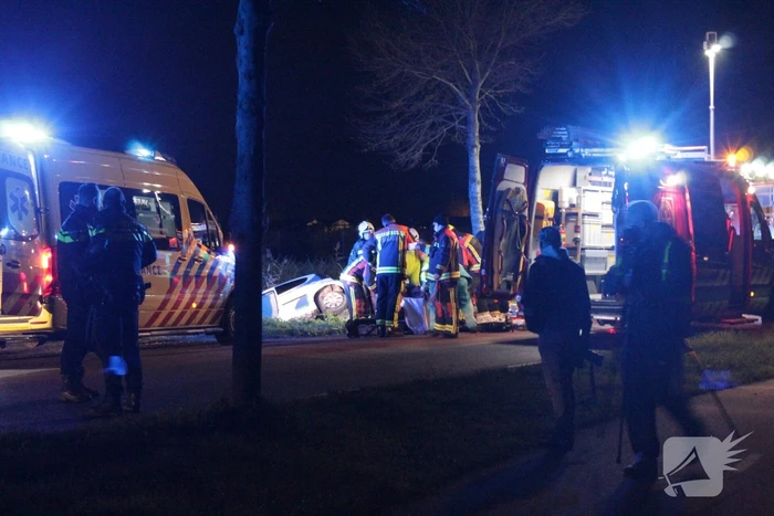 Auto raakt van de weg en belandt in de greppel