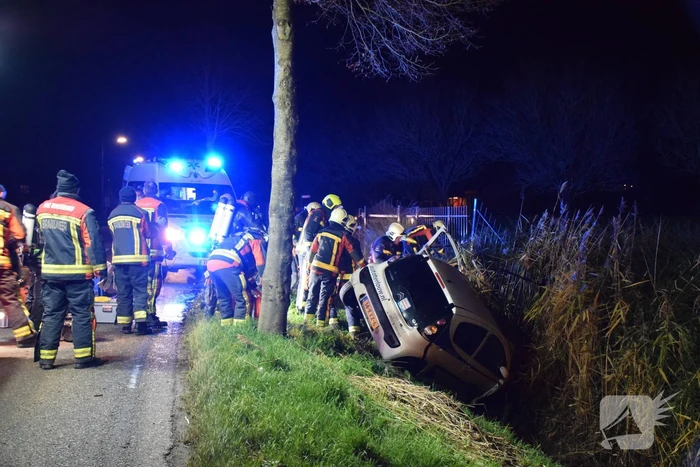 Auto raakt van de weg en belandt in de greppel