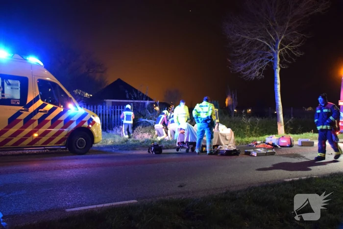 Auto raakt van de weg en belandt in de greppel