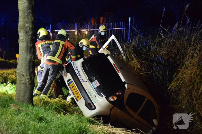 Auto raakt van de weg en belandt in de greppel
