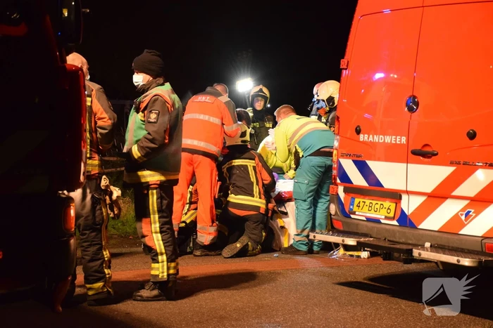 Auto raakt van de weg en belandt in de greppel