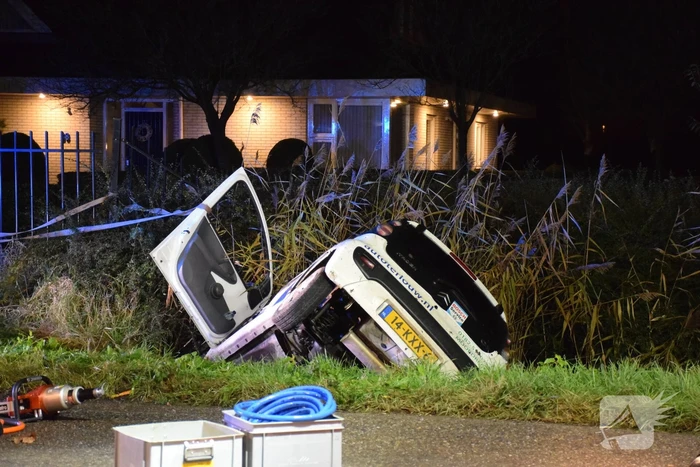 Auto raakt van de weg en belandt in de greppel