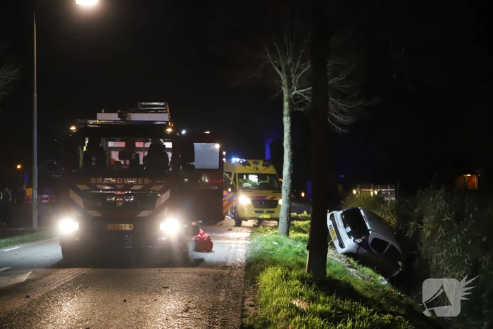 Auto raakt van de weg en belandt in de greppel