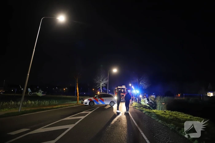 Auto raakt van de weg en belandt in de greppel