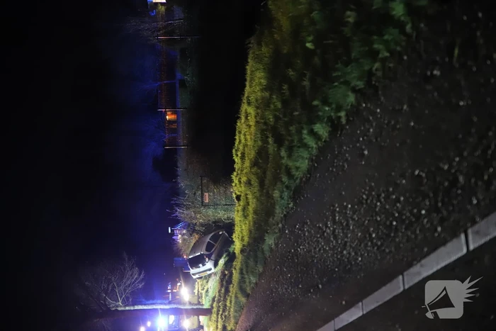 Auto raakt van de weg en belandt in de greppel