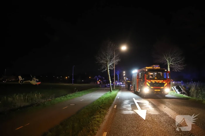 Auto raakt van de weg en belandt in de greppel