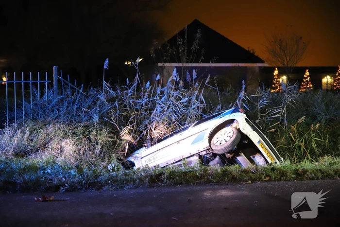 Auto raakt van de weg en belandt in de greppel