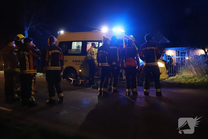 Auto raakt van de weg en belandt in de greppel