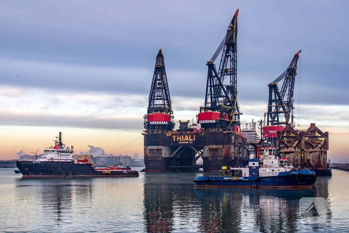 Diepwater-constructieschip Thialf arriveert op de Landtong