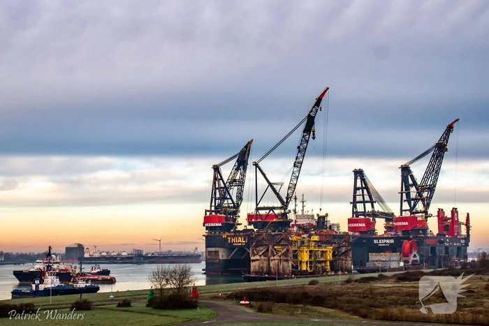 Diepwater-constructieschip Thialf arriveert op de Landtong