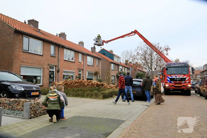 Brandweer blust brand in schoorsteen