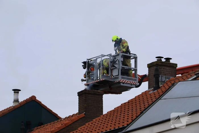 Brandweer blust brand in schoorsteen
