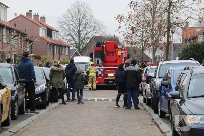 Brandweer blust brand in schoorsteen