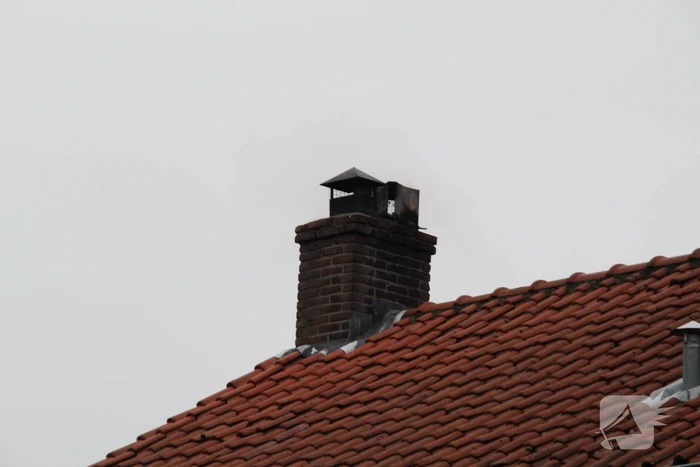 Brandweer blust brand in schoorsteen