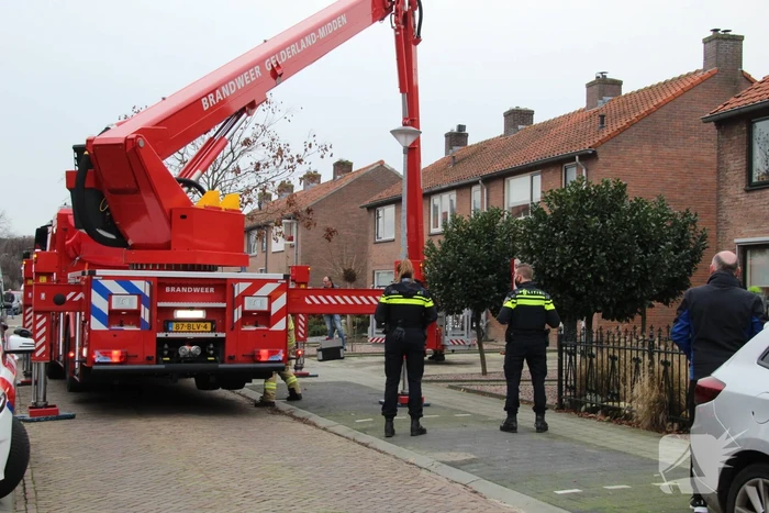 Brandweer blust brand in schoorsteen