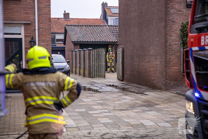 Brandweer blust brand in schoorsteen