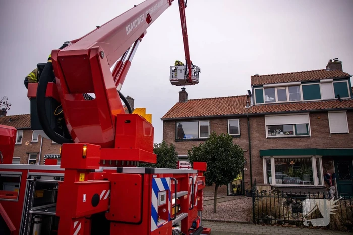 Brandweer blust brand in schoorsteen