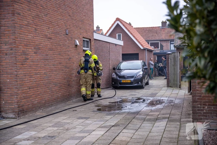 Brandweer blust brand in schoorsteen