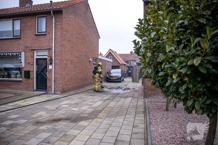 Brandweer blust brand in schoorsteen