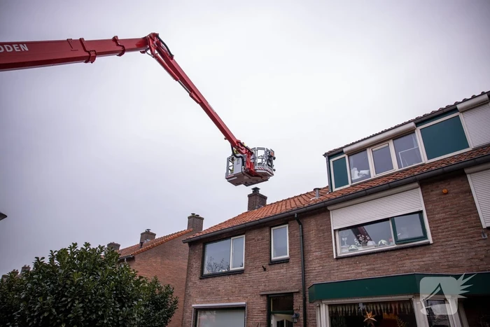Brandweer blust brand in schoorsteen