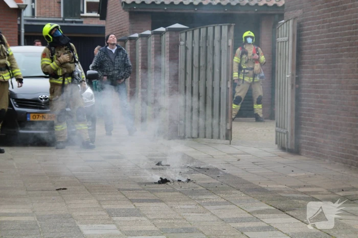 Brandweer blust brand in schoorsteen