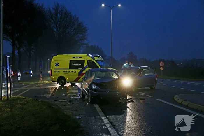 Frontale aanrijding op kruising