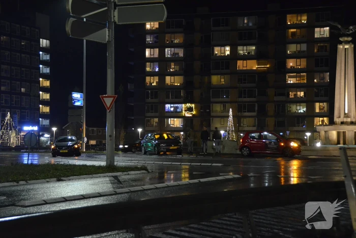 Meerdere auto's botsen op rotonde