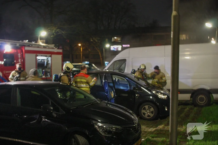 Geparkeerde auto vat vlam onder dashboard