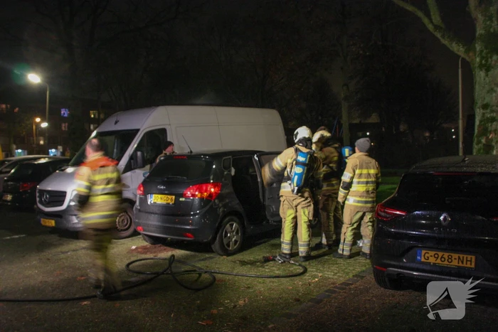 Geparkeerde auto vat vlam onder dashboard