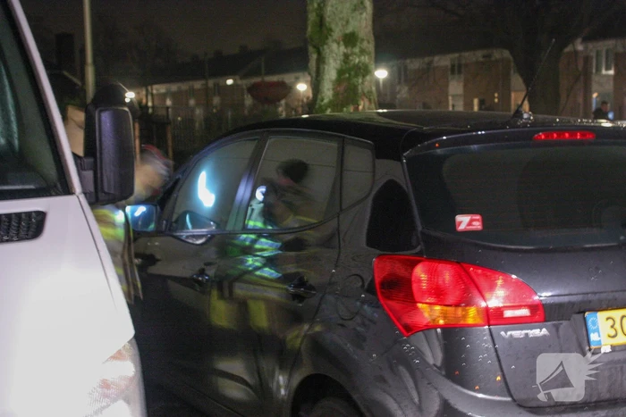 Geparkeerde auto vat vlam onder dashboard