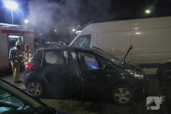 Geparkeerde auto vat vlam onder dashboard