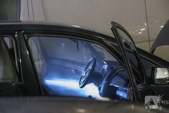 Geparkeerde auto vat vlam onder dashboard